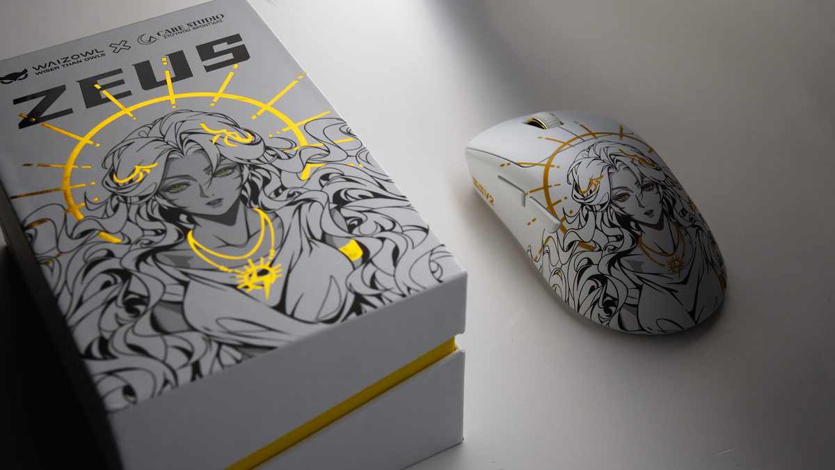 Illustrated product box beside a matching white mouse with line-art print, in soft directional light